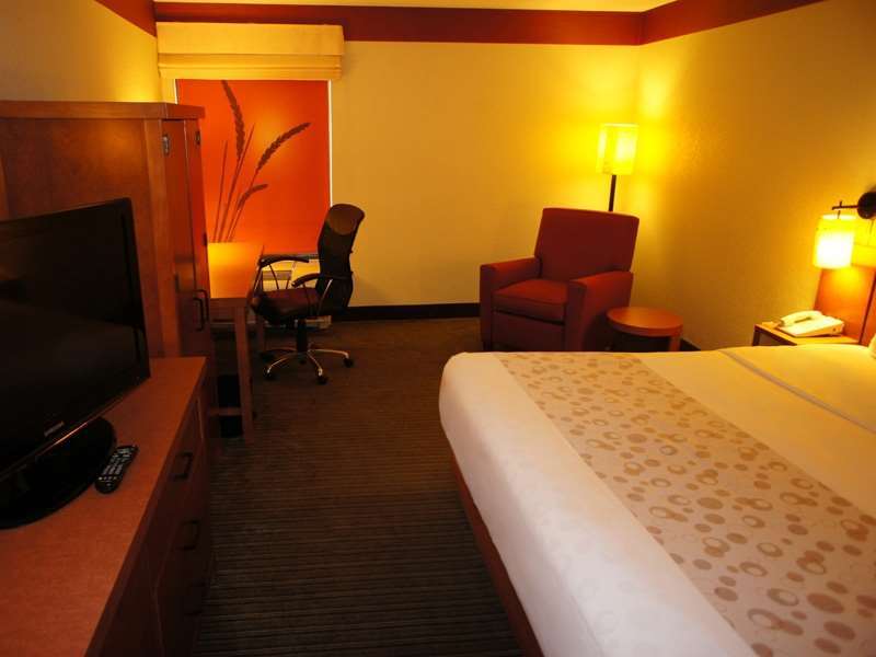 Clt Airport Inn & Suites Charlotte Room photo